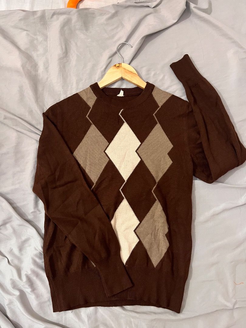 Vintage Brown Argyle Pattern Knit Sweater (Category: Coats, Jackets and Outerwear) located in Muntinlupa City. Submitted by keenlion_22f510 (Listing ID 1470987847, Image 1). Description: - Color: Brown with cream and grey argyle pattern - Material: Soft and comfortable knit, great for layering - Design: Classic crew neckline with ribbed cuffs and hem - Fit: Standard fit for effortless styling - Versatility: Pairs easily with both jeans and trouse