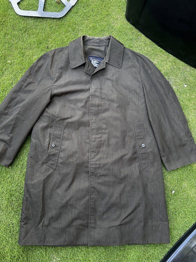 Vintage burberry trech coat (Category: Coats, Jackets and Outerwear) located in Tacurong. Submitted by locationtacurongcitymindanao (Listing ID 1470933204, Image 1). Description: Issue: neck stain.