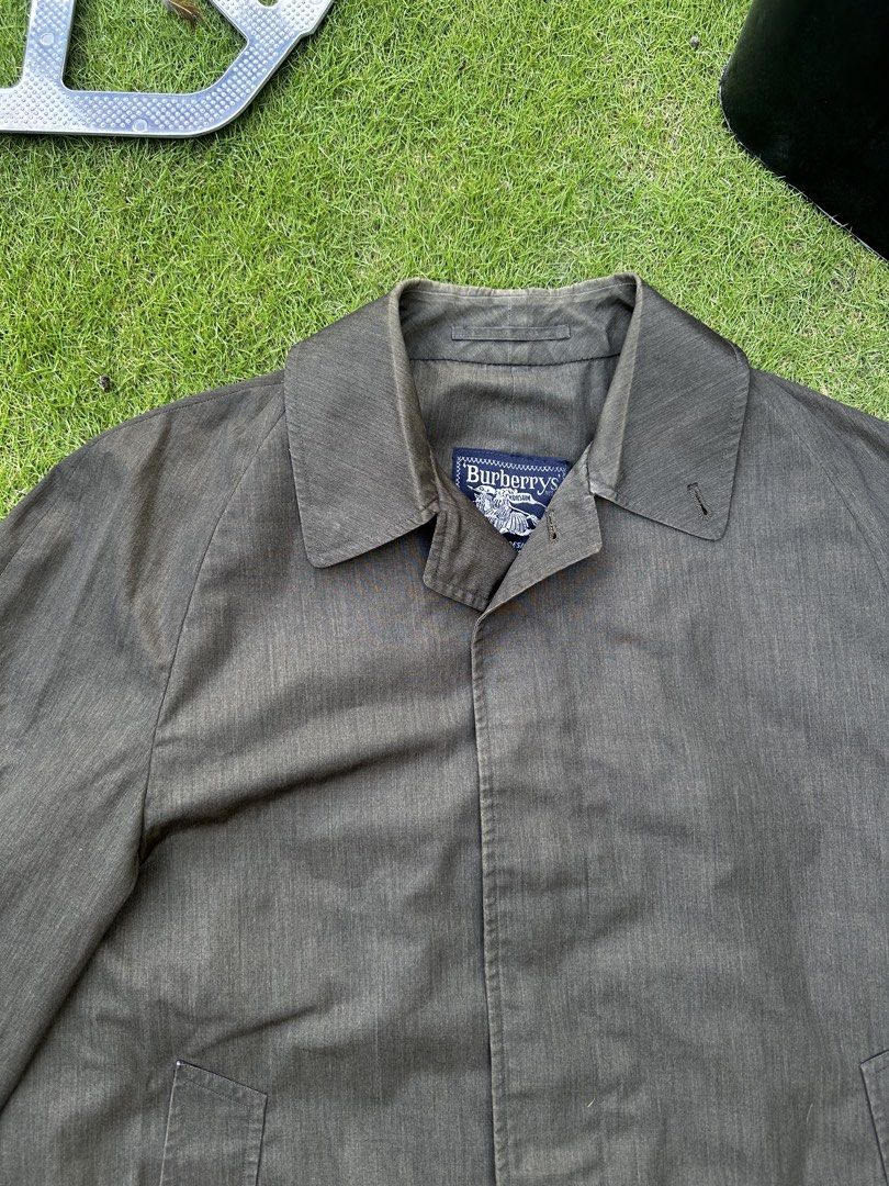 Vintage burberry trech coat (Category: Coats, Jackets and Outerwear) located in Tacurong. Submitted by locationtacurongcitymindanao (Listing ID 1470933204, Image 3). Description: Issue: neck stain.
