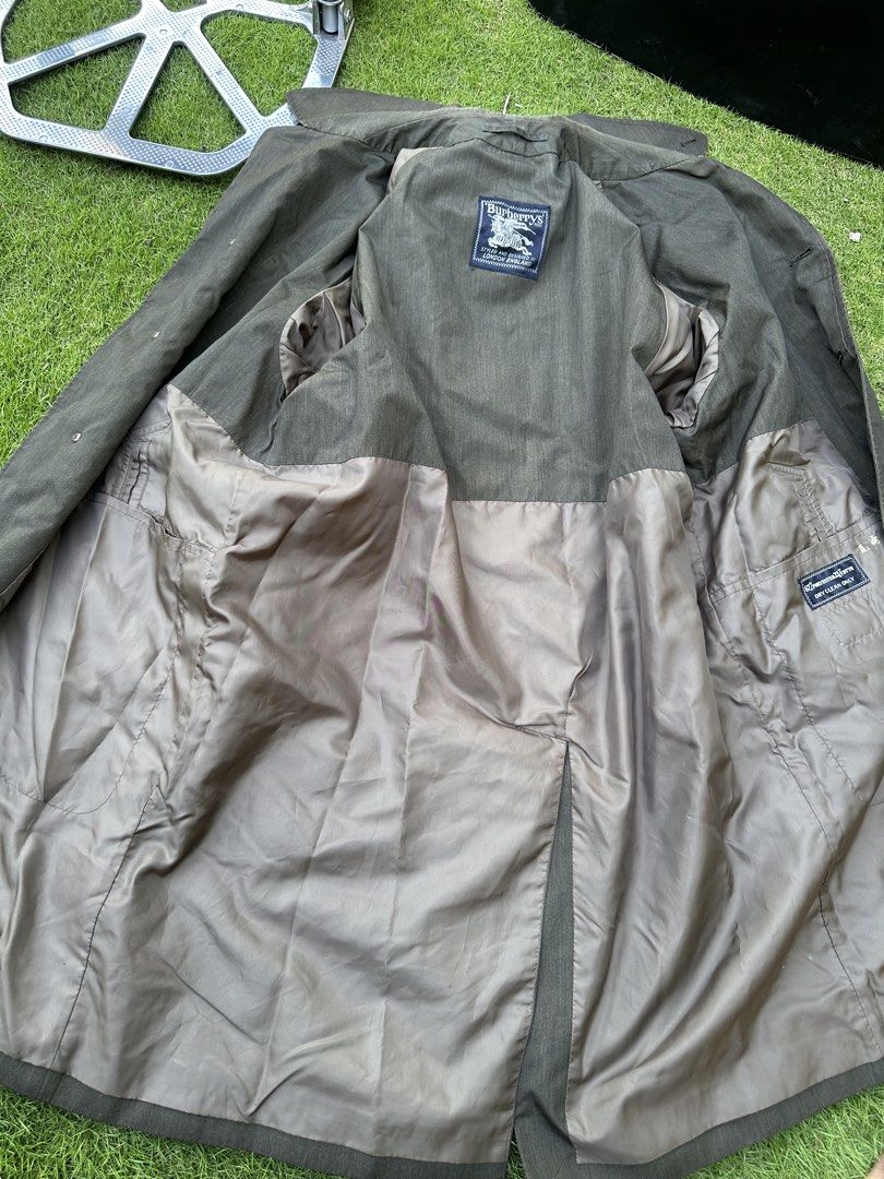 Vintage burberry trech coat (Category: Coats, Jackets and Outerwear) located in Tacurong. Submitted by locationtacurongcitymindanao (Listing ID 1470933204, Image 2). Description: Issue: neck stain.