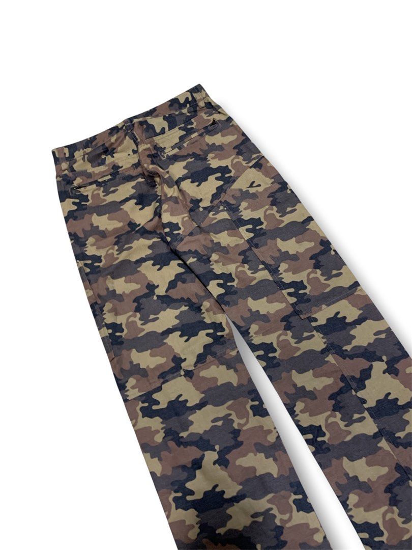 VINTAGE HAMNETT CARGO PANTS (Category: Jeans) located in Bula. Submitted by b3nedictpuk_ (Listing ID 1471073817, Image 2). Description: Size 29 Length 37.5 Hem 7.5 No flaws.
