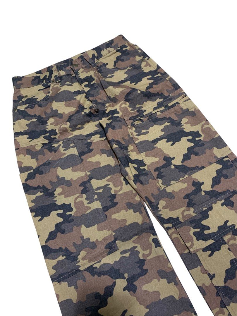 VINTAGE HAMNETT CARGO PANTS (Category: Jeans) located in Bula. Submitted by b3nedictpuk_ (Listing ID 1471073817, Image 3). Description: Size 29 Length 37.5 Hem 7.5 No flaws.