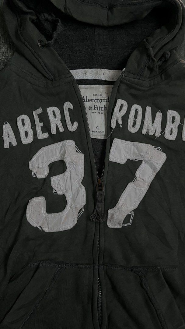 Vintage jacket a&f (Category: Coats, Jackets and Outerwear) located in Maragusan (San Mariano). Submitted by nicko_olayta (Listing ID 1470956162, Image 2). Description: Vintage Y2K Green Abercrombie & Fitch Zip Up Hoodie Good Conditon Color rate 9.8/10 L26 W23 Xl on tag Location Maragusan Davao de oro.