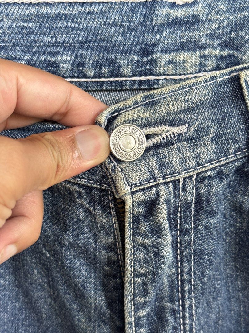 Vintage LEVI’S carpenter jorts (Category: Shorts) located in Manolo Fortich. Submitted by thriftacktoe34 (Listing ID 1470993730, Image 3). Description: Good condition Color rate 8.5/10 Size Dimes W30 x L16 Issue: check pics FREE shipping fee.