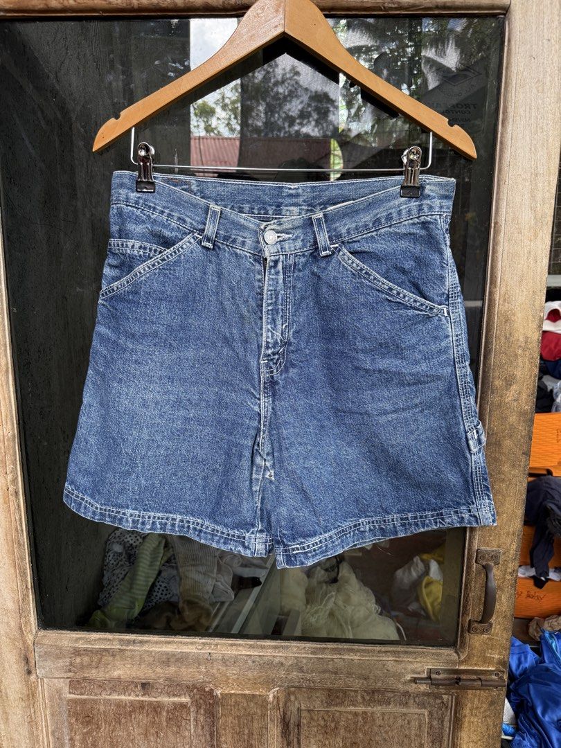 Vintage LEVI’S carpenter jorts (Category: Shorts) located in Manolo Fortich. Submitted by thriftacktoe34 (Listing ID 1470993730, Image 2). Description: Good condition Color rate 8.5/10 Size Dimes W30 x L16 Issue: check pics FREE shipping fee.
