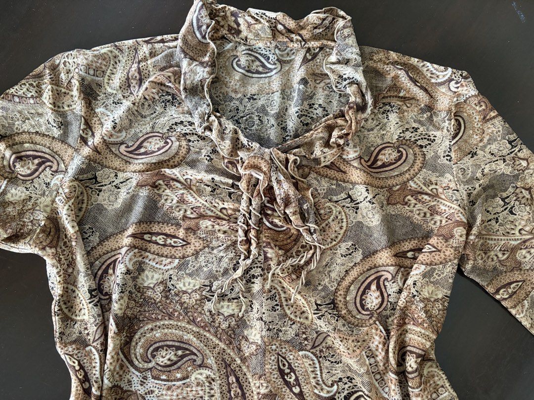 Vintage Longsleeves (Category: Longsleeves) located in Manila. Submitted by juliaespiritu_ (Listing ID 1470962692, Image 2). Description: Thrifted and in good condition .