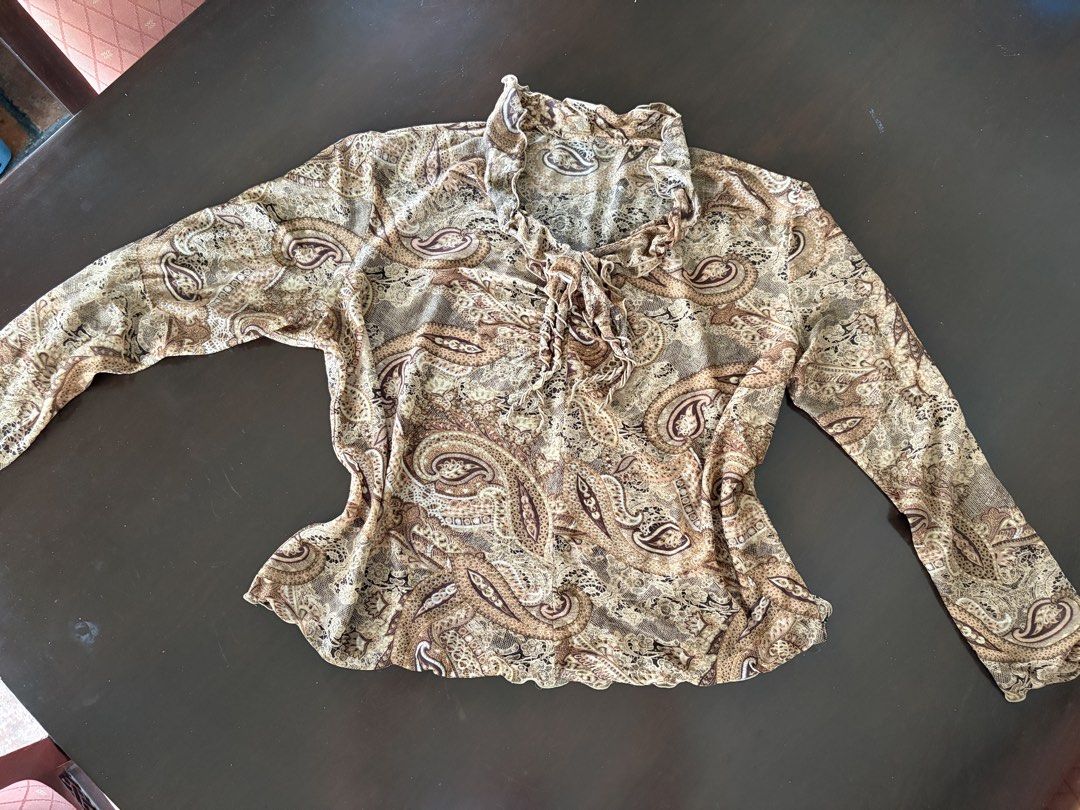 Vintage Longsleeves (Category: Longsleeves) located in Manila. Submitted by juliaespiritu_ (Listing ID 1470962692, Image 1). Description: Thrifted and in good condition .