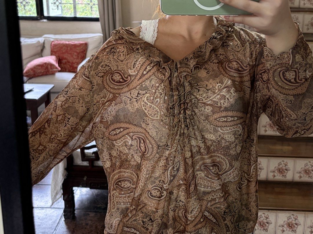 Vintage Longsleeves (Category: Longsleeves) located in Manila. Submitted by juliaespiritu_ (Listing ID 1470962692, Image 3). Description: Thrifted and in good condition .