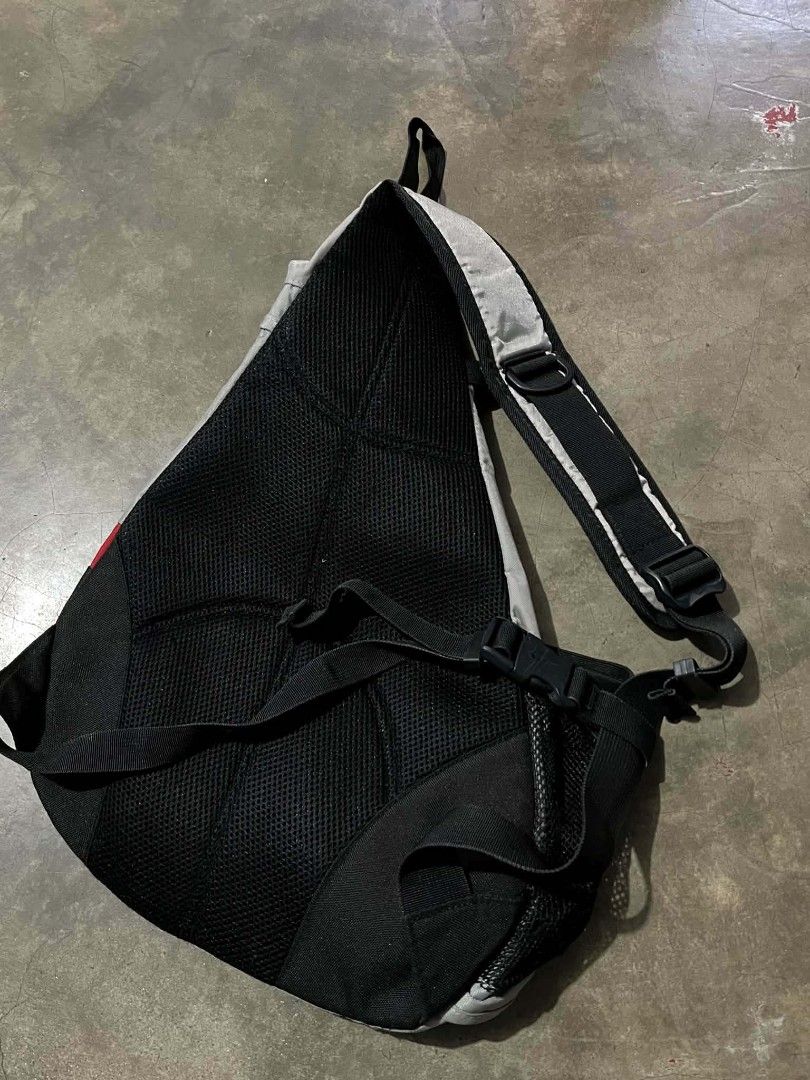 Vintage Nike Crossbody Bag (Category: Sling Bags) located in Caloocan City. Submitted by jayjayb1738 (Listing ID 1471117313, Image 2). Description: .