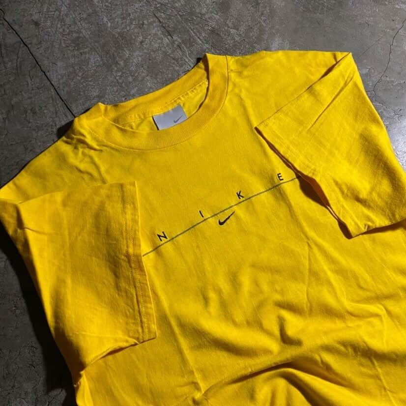 Vintage Nike Mid Script & Swoosh Shirt (Category: Tshirts & Polo Shirts ) located in Antipolo. Submitted by soon2byourz_ (Listing ID 1471069185, Image 2). Description: Dimensions (laid flat): Pit to Pit: 19.5” Length: 28.5” [Medium on tag] Flaws: multiple stains Color Rate: 10/10 Condition: LIGHTLY USED COLOR MAY VARY DUE TO LIGHTING!.
