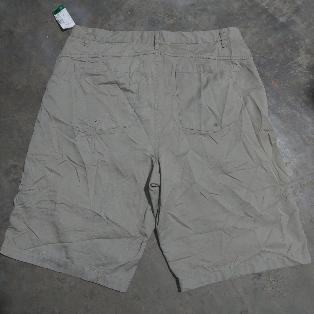 VINTAGE OAKLEY SHORTS (Category: Shorts) located in Tuguegarao City. Submitted by 3500.finds (Listing ID 1471021498, Image 2). Description: Waist 36 | Length 24 Excellent condition Color rate 9.5/10 No issue .