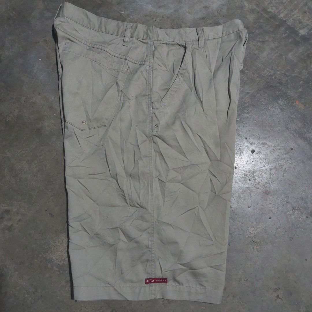 VINTAGE OAKLEY SHORTS (Category: Shorts) located in Tuguegarao City. Submitted by 3500.finds (Listing ID 1471021498, Image 3). Description: Waist 36 | Length 24 Excellent condition Color rate 9.5/10 No issue .