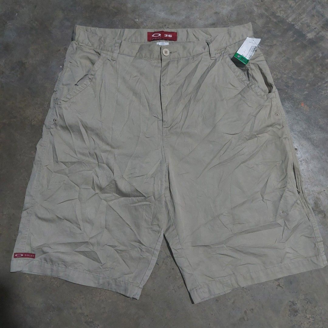 VINTAGE OAKLEY SHORTS (Category: Shorts) located in Tuguegarao City. Submitted by 3500.finds (Listing ID 1471021498, Image 1). Description: Waist 36 | Length 24 Excellent condition Color rate 9.5/10 No issue .