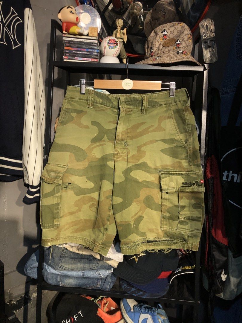 VINTAGE QUICKSILVER CAMO CARGO SHORTS (Category: Shorts) located in San Pablo. Submitted by genesisllo24149 (Listing ID 1471019098, Image 2). Description: QUICKSILVER CAMO CARGO SHORTS WAIST -> 32 LENGTH -> 21 THIGH -> 12.5 LEG OPENING -> 11.5 ISSUE -> REPAIRED CONDITION -> GOOD DM TO PURCHASE 📥 DISCLAIMER: - Please manage your expectations, posted items are preloved, used & thrifted -Actual color may vary due to lighting -Flaker will be posted.