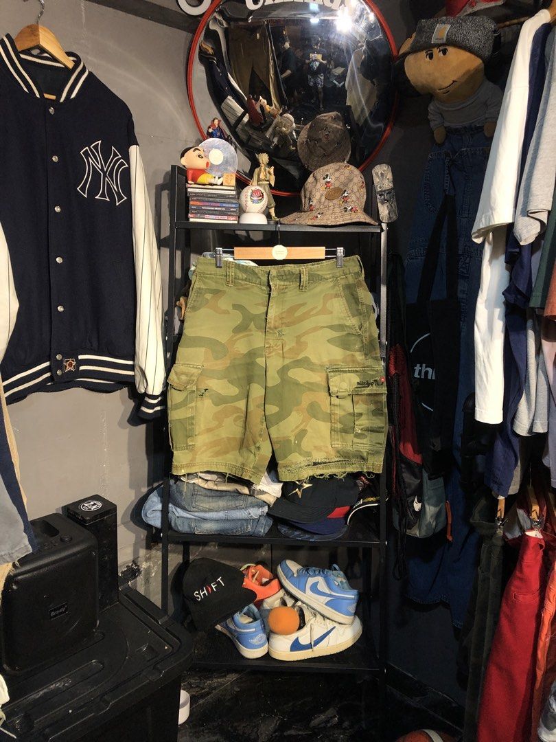 VINTAGE QUICKSILVER CAMO CARGO SHORTS (Category: Shorts) located in San Pablo. Submitted by genesisllo24149 (Listing ID 1471019098, Image 1). Description: QUICKSILVER CAMO CARGO SHORTS WAIST -> 32 LENGTH -> 21 THIGH -> 12.5 LEG OPENING -> 11.5 ISSUE -> REPAIRED CONDITION -> GOOD DM TO PURCHASE 📥 DISCLAIMER: - Please manage your expectations, posted items are preloved, used & thrifted -Actual color may vary due to lighting -Flaker will be posted.