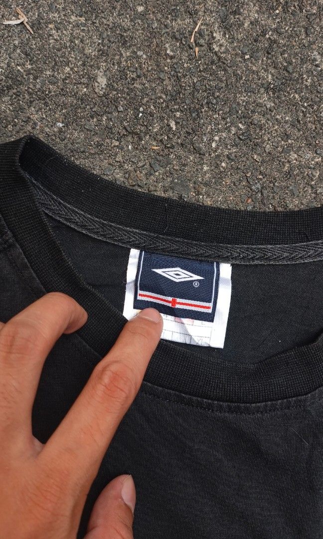 Vintage Umbro England (Category: Activewear) located in Canlaon. Submitted by thriftytrift (Listing ID 1471044994, Image 3). Description: ✔️ Official Umbro product (woven tag inside) ✔️ Embroidered red Umbro logo on the chest ✔️ England Three Lions crest patch ✔️ Red side panels and sleeve cuffs, white lions print on the side ✔️ Raglan sleeves, ribbed collar Dimes:23/28.