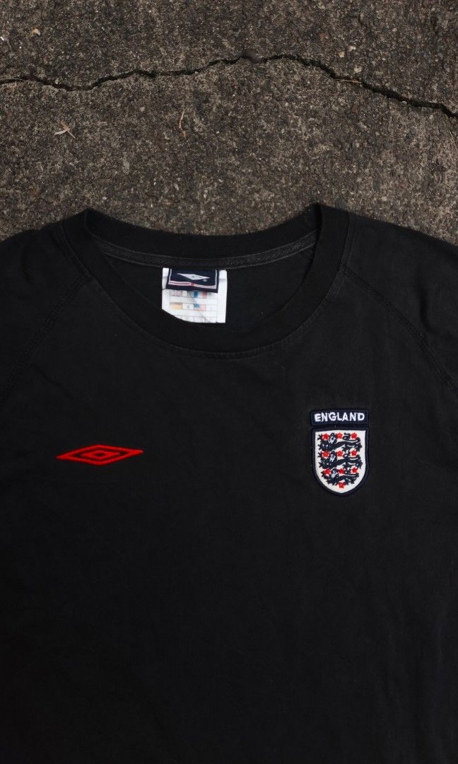 Vintage Umbro England (Category: Activewear) located in Canlaon. Submitted by thriftytrift (Listing ID 1471044994, Image 2). Description: ✔️ Official Umbro product (woven tag inside) ✔️ Embroidered red Umbro logo on the chest ✔️ England Three Lions crest patch ✔️ Red side panels and sleeve cuffs, white lions print on the side ✔️ Raglan sleeves, ribbed collar Dimes:23/28.