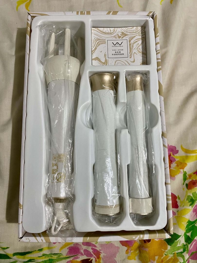 Vivid & Vogue Automatic Hair Curler (Category: Hair) located in Quezon City. Submitted by nina.preloved2 (Listing ID 1470968350, Image 2). Description: 🌟 Model name: Vivid & Vogue VAV‑208B 🌟 Color: white 🌟 4th‑generation automatic hair curler 🌟 Includes: interchangeable barrels (32 mm + 13 mm) 🌟 Item was only used once RFS: decluttering For more info, please feel free to message the seller! We'll be happy to answer your questions :) .