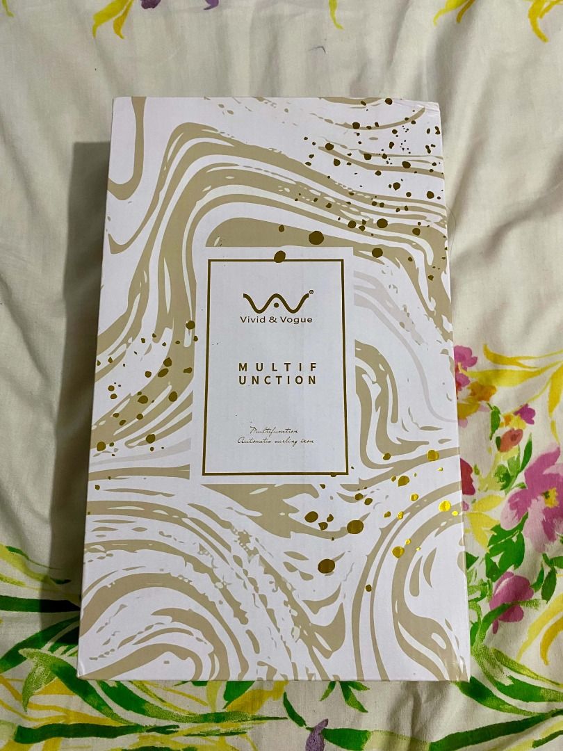 Vivid & Vogue Automatic Hair Curler (Category: Hair) located in Quezon City. Submitted by nina.preloved2 (Listing ID 1470968350, Image 1). Description: 🌟 Model name: Vivid & Vogue VAV‑208B 🌟 Color: white 🌟 4th‑generation automatic hair curler 🌟 Includes: interchangeable barrels (32 mm + 13 mm) 🌟 Item was only used once RFS: decluttering For more info, please feel free to message the seller! We'll be happy to answer your questions :) .