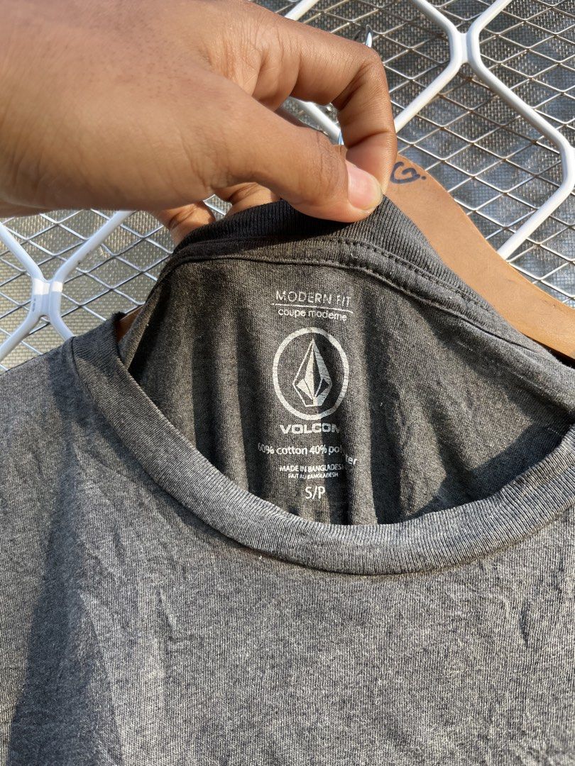 Volcom Grey Modern Fit Graphic Tee Size S (Category: Tshirts & Polo Shirts ) located in Panaon. Submitted by adrian_galope. (Listing ID 1471065918, Image 3). Description: - Brand: Volcom - Color: Dark Grey - Size: Small (S) - Fit: Modern fit - Material: 60% cotton, 40% polyester - Design: Small chest logo and large distressed graphic print on the back - Condition: Pre-loved, well-maintained.