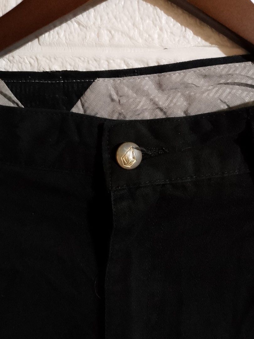 VOLCOM SHORTS (Category: Shorts) located in Tabaco. Submitted by zerothreethrift (Listing ID 1471091406, Image 3). Description: VOLCOM SHORTS SIZE 30 EXCELLENT PM IF INTERESTED ALBAY LOCATION.