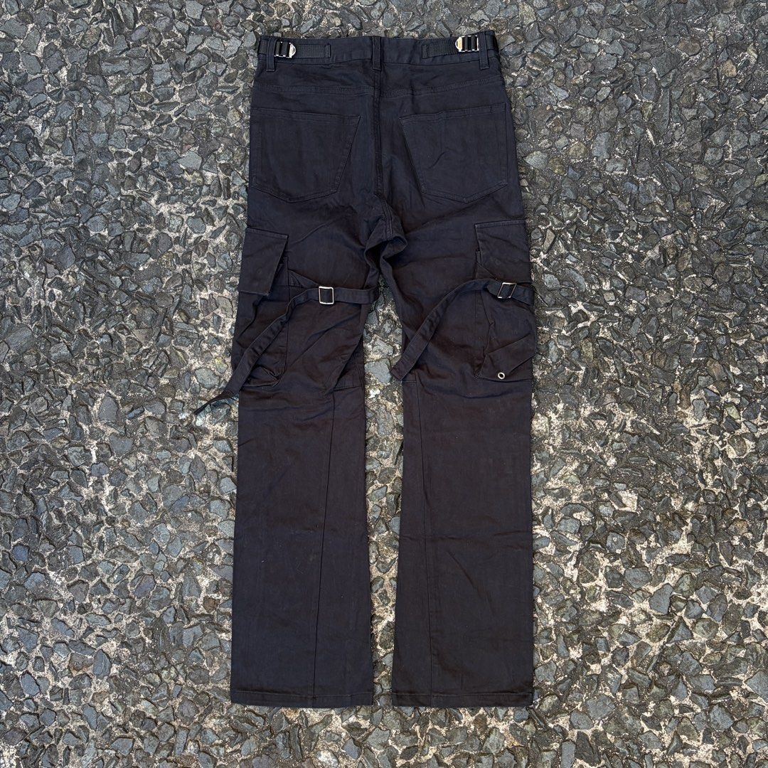 Vuja De Flared Bondage Cargo Pants (Category: Jeans) located in Manila. Submitted by stablesource (Listing ID 1471015328, Image 3). Description: Vuja De Flared Bondage Cargo Pants Size Small Dimension: 29-30 Waist 40 Full Length 8.5 Leg Opening Needwash Kindly Check All Details Before Purchase🤝.