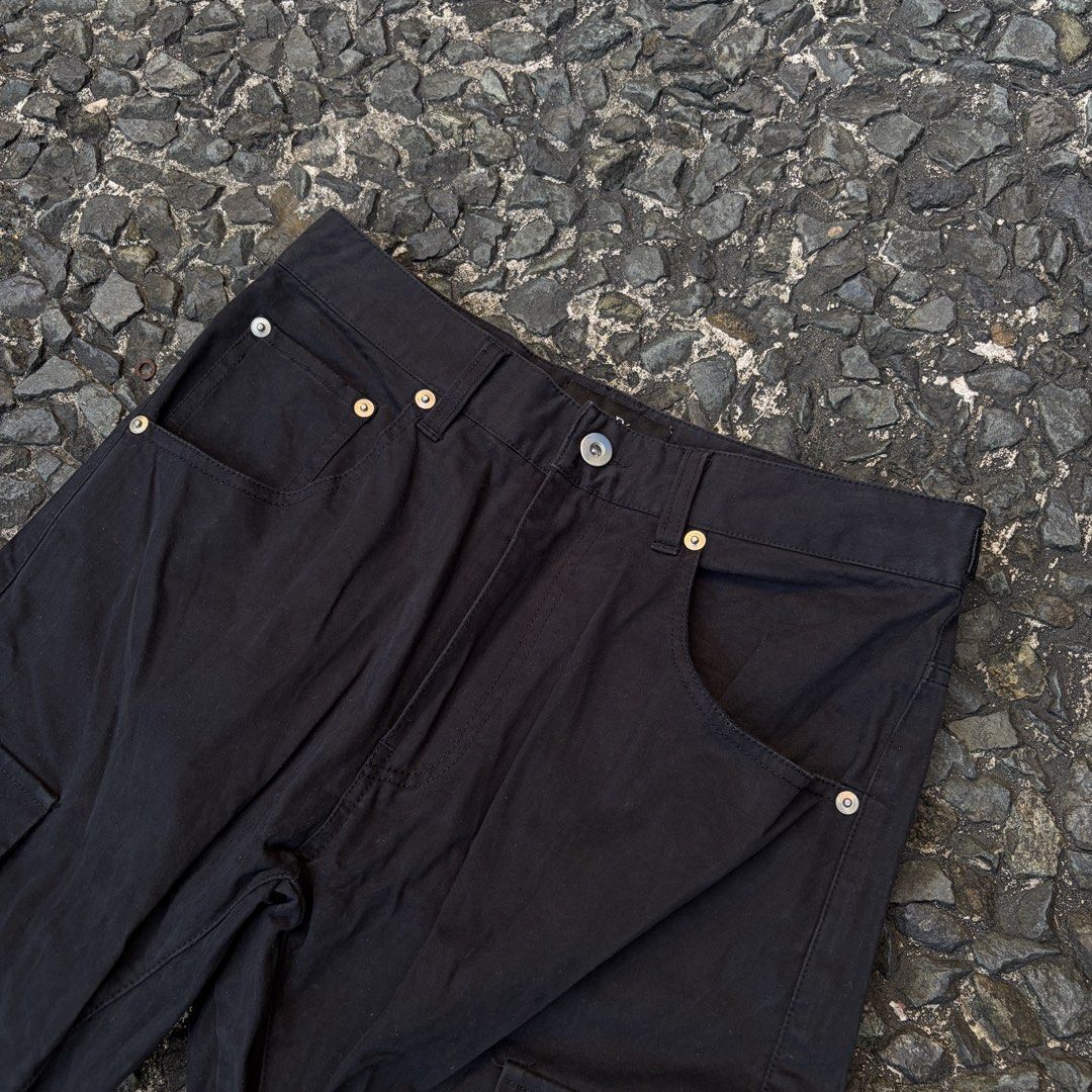Vuja De Flared Bondage Cargo Pants (Category: Jeans) located in Manila. Submitted by stablesource (Listing ID 1471015328, Image 2). Description: Vuja De Flared Bondage Cargo Pants Size Small Dimension: 29-30 Waist 40 Full Length 8.5 Leg Opening Needwash Kindly Check All Details Before Purchase🤝.