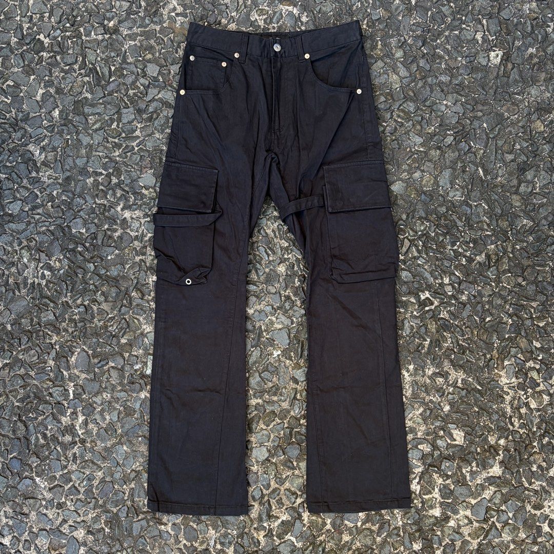 Vuja De Flared Bondage Cargo Pants (Category: Jeans) located in Manila. Submitted by stablesource (Listing ID 1471015328, Image 1). Description: Vuja De Flared Bondage Cargo Pants Size Small Dimension: 29-30 Waist 40 Full Length 8.5 Leg Opening Needwash Kindly Check All Details Before Purchase🤝.