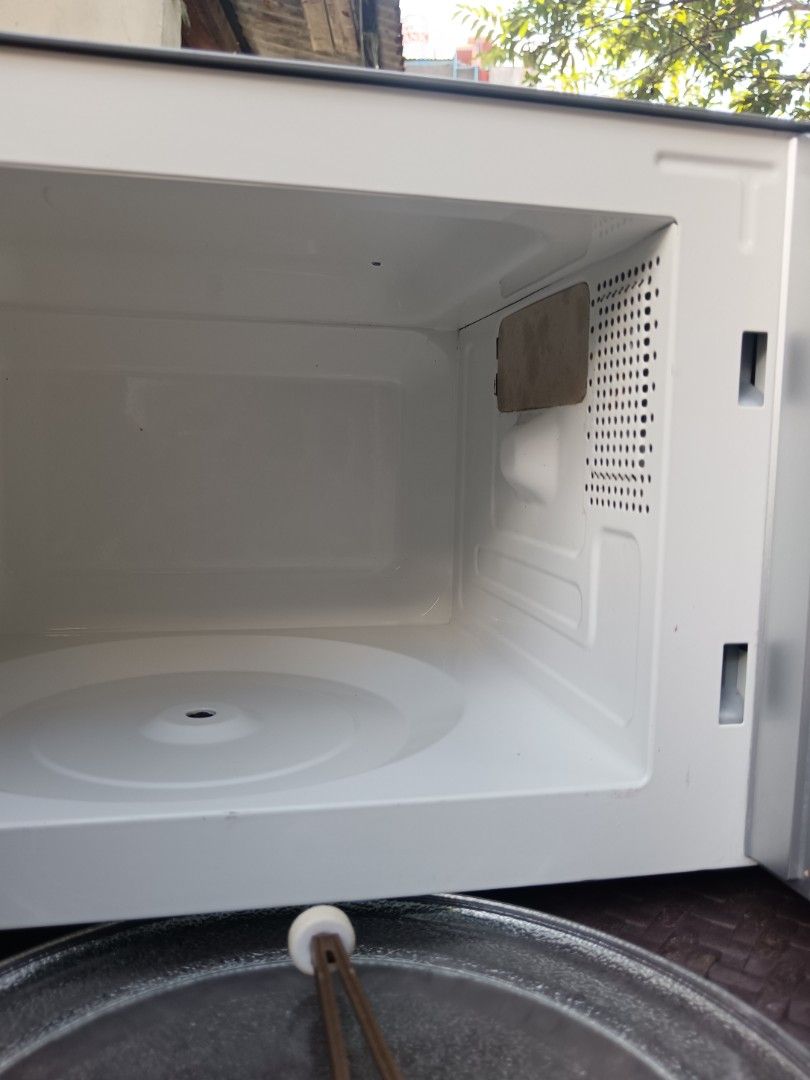 Whirlpool Microwave Oven with Digital Touch Panel (Category: Ovens & Toasters) located in Pasig City. Submitted by richs.lusr (Listing ID 1470945412, Image 3). Description: - Brand: Whirlpool Microwave Oven - Color: Sleek silver and black finish - Controls: Digital panel with presets for rice, pasta, vegetables, fish, popcorn, and meats - Features: Built-in defrost settings and convenient number pad - Interior: Clean white cavity with included gl