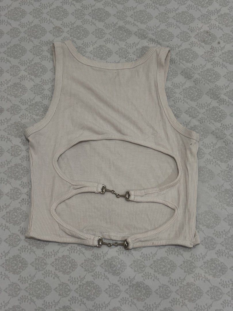 White Crop Top Bare Back (Category: Sleeveless) located in Manila. Submitted by _pilosofia (Listing ID 1470936869, Image 2). Description: .