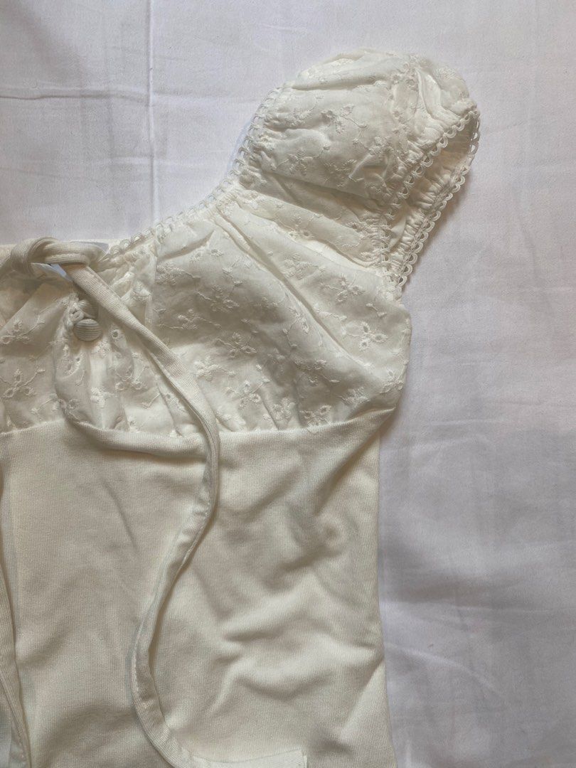 White Dainty Top (Category: Blouses) located in Taguig. Submitted by g1rlw0rld (Listing ID 1470957676, Image 2). Description: - vietnamese brand - never used - 100% good condition - fits xs-s.