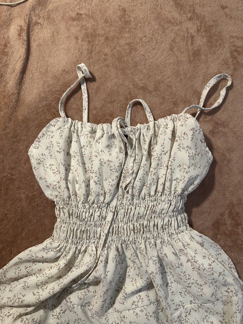 WHITE FLORAL DRESS (Category: Dresses) located in Cavite. Submitted by prelovedbyreluv (Listing ID 1471037353, Image 1). Description: small to medium garterized.