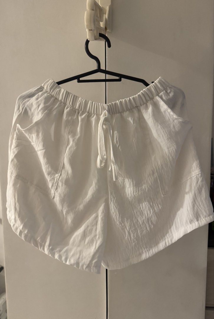 White linen-look elastic waist shorts with drawstring (Category: Shorts) located in Valenzuela. Submitted by tricegonzales (Listing ID 1470991574, Image 1). Description: Isang beses lang nasuot.