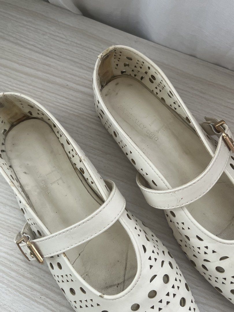 White Mary Jane Flats (Category: Flats & Sandals) located in Cebu City. Submitted by stylebyregi (Listing ID 1470968765, Image 2). Description: White Mary Jane Flats Signs of usage, peeling at the back part, needs cleaning True to size eu39.