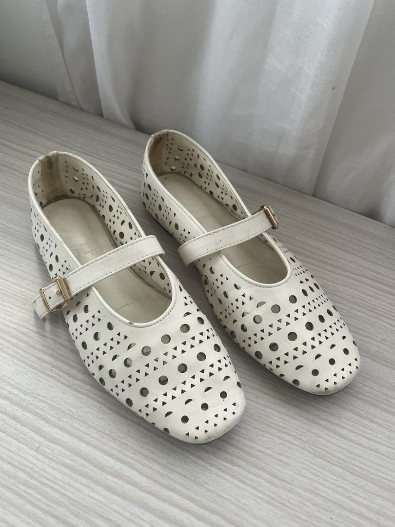 White Mary Jane Flats (Category: Flats & Sandals) located in Cebu City. Submitted by stylebyregi (Listing ID 1470968765, Image 1). Description: White Mary Jane Flats Signs of usage, peeling at the back part, needs cleaning True to size eu39.
