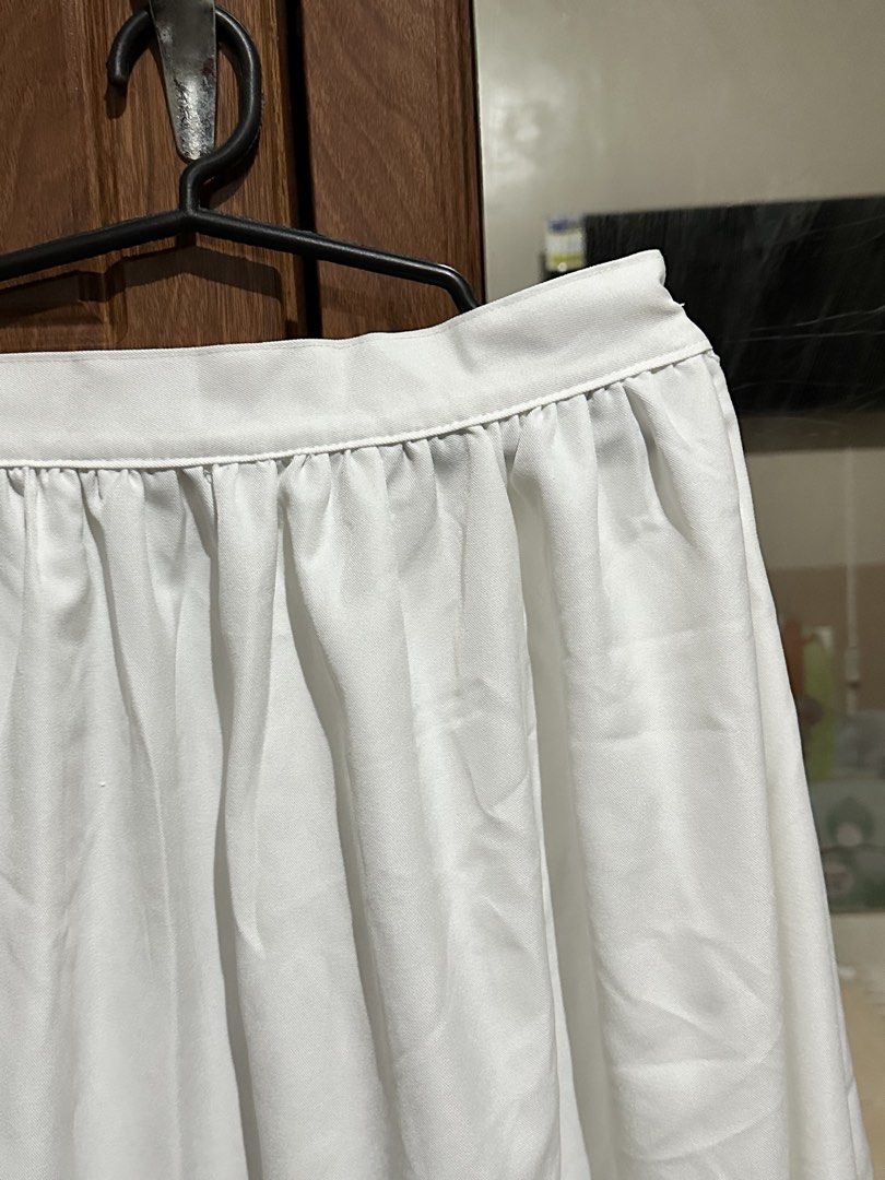 White Maxi Skirt (Category: Skirts) located in Makati City. Submitted by jannst (Listing ID 1471031784, Image 2). Description: Freesize and stretchy.