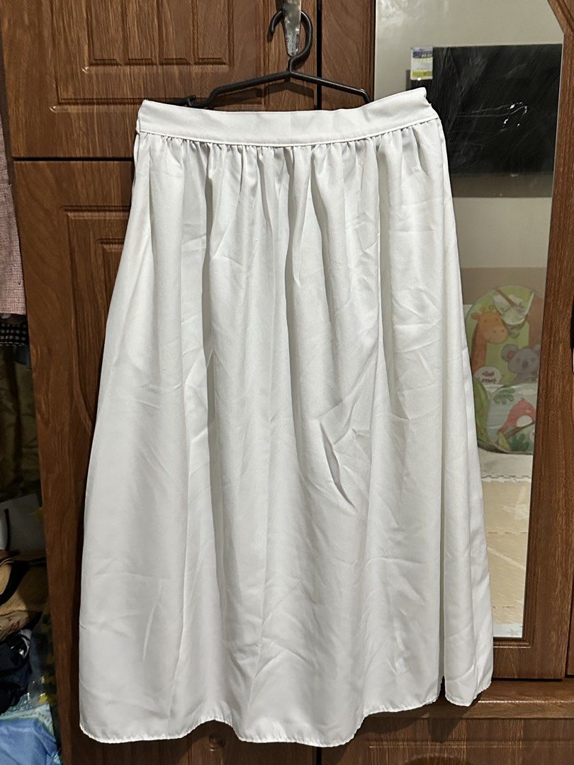 White Maxi Skirt (Category: Skirts) located in Makati City. Submitted by jannst (Listing ID 1471031784, Image 1). Description: Freesize and stretchy.