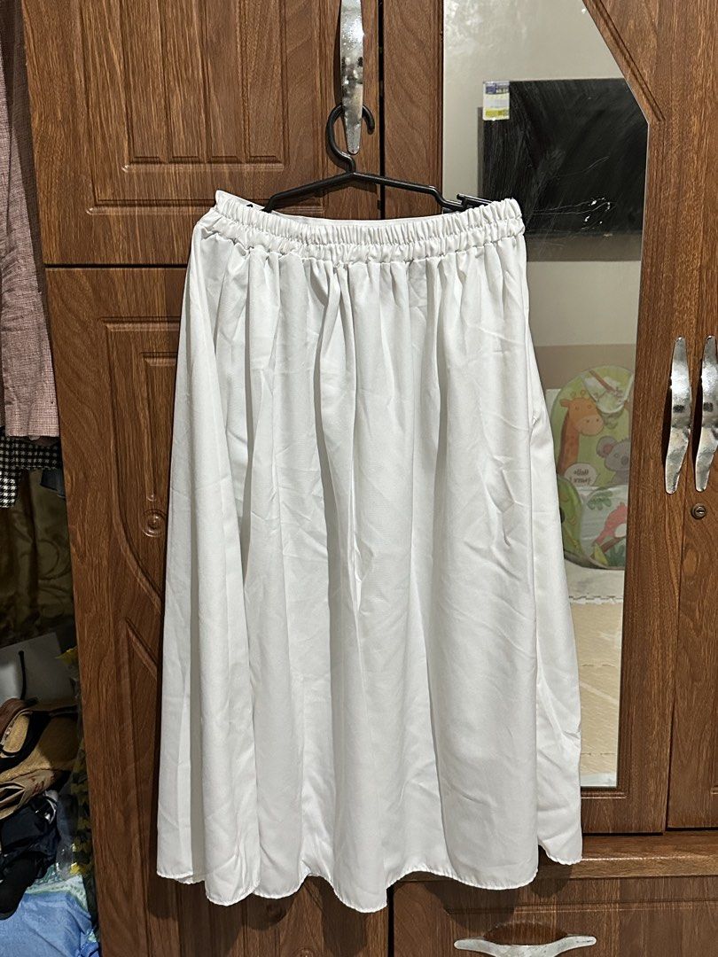 White Maxi Skirt (Category: Skirts) located in Makati City. Submitted by jannst (Listing ID 1471031784, Image 3). Description: Freesize and stretchy.