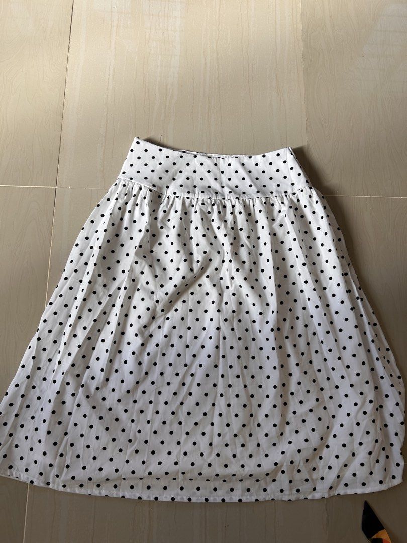 White Polka Dot Long Skirt (Category: Skirts) located in Caloocan City. Submitted by declutterieee (Listing ID 1471015277, Image 2). Description: - Color & Pattern: White with classic black polka dots - Fit & Style: High-waisted yoke with a gathered, flared shape and midi length - Material: Lightweight and flowy for comfortable all-day wear - Perfect for: Casual day outs, easily styled with basic tops and flats - Condition: Excellent - Size large
