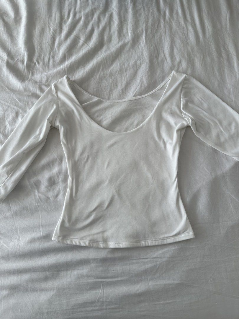 white quarter sleeve scoop neck (Category: Longsleeves) located in Quezon City. Submitted by 49diam (Listing ID 1470962544, Image 1). Description: sf shouldered by buyer.
