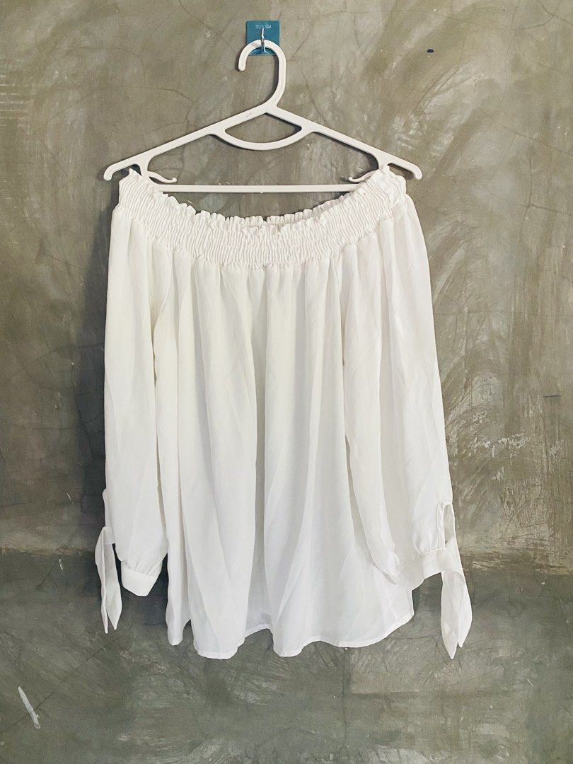 WHITE SMOCKED BLOUSE (Category: Blouses) located in Gamu. Submitted by preloved.29 (Listing ID 1470946252, Image 2). Description: Pre owned WYSISYG No issue Washed and ready to wear.