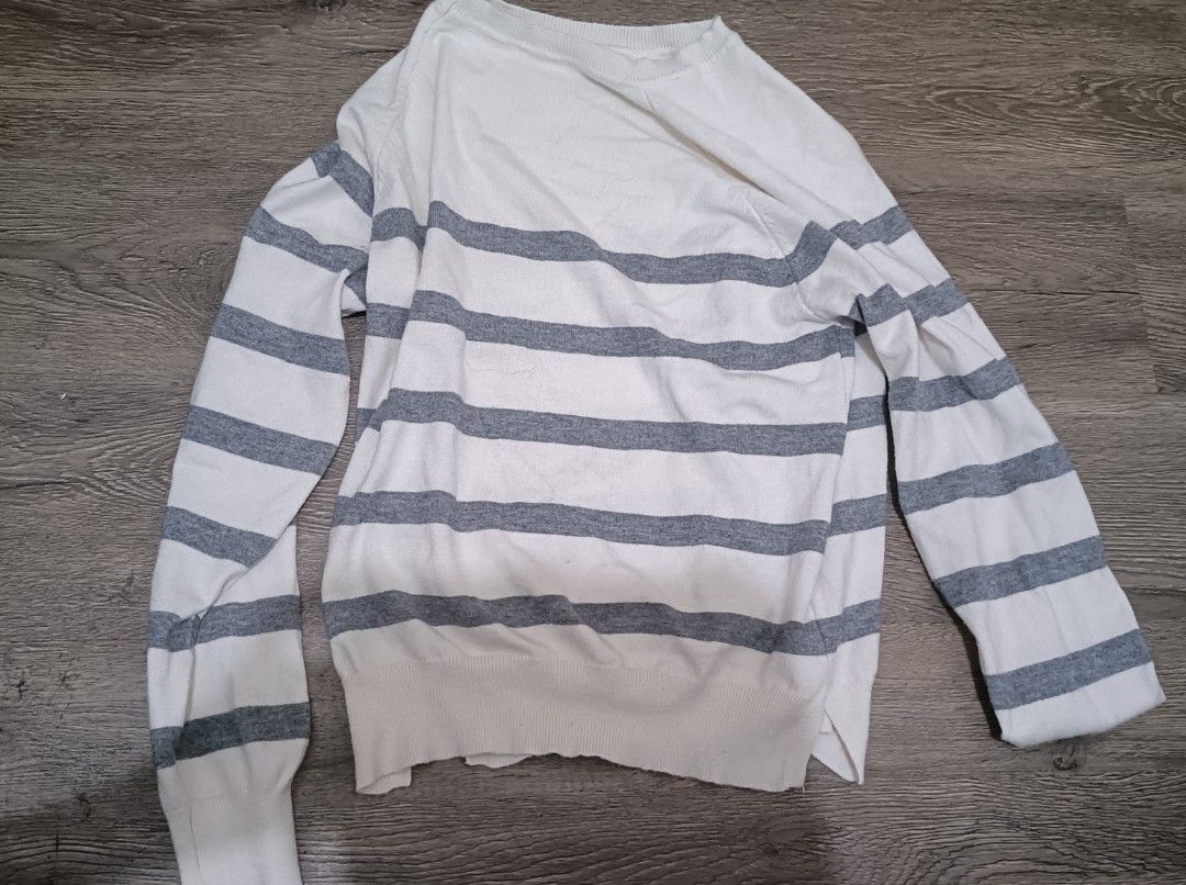 White sweater stripes (Category: Longsleeves) located in Manila. Submitted by vastfish.e9bc58 (Listing ID 1470956489, Image 1). Description: .
