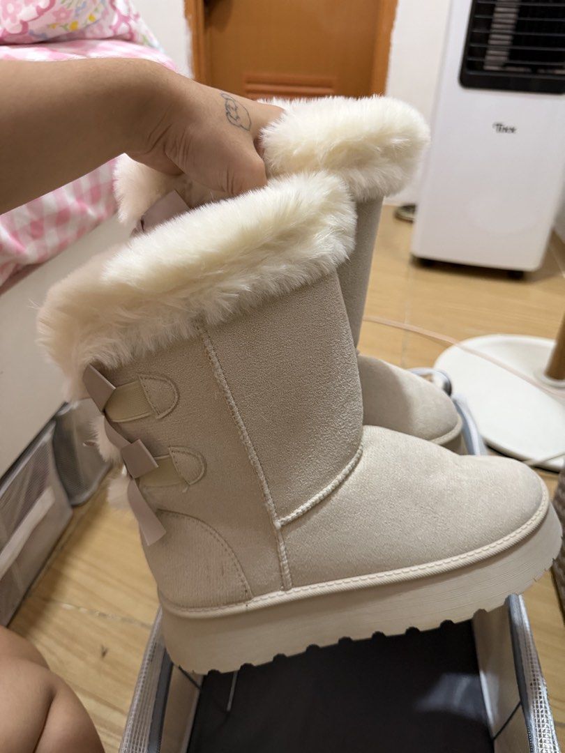 Winter boots (Category: Boots) located in Rizal. Submitted by rashamd (Listing ID 1471056725, Image 2). Description: Super cute!!! Cream white color Eu 39 Ugg like style.