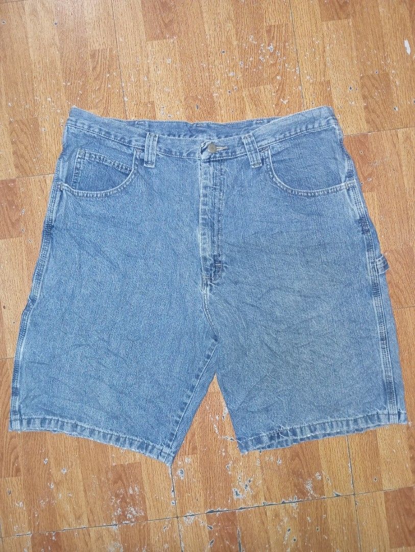 WRANGLER CARPENTER JORTS (Category: Shorts) located in Sibalom. Submitted by jm.thrift07 (Listing ID 1471016145, Image 2). Description: EXCELLENT CONDITION 💯 DIMES:36×22 ISSUE:MINOR FLAWS.