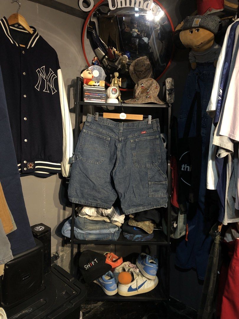 WRANGLER DENIM CARPENTER SHORTS (Category: Shorts) located in San Pablo. Submitted by genesisllo24149 (Listing ID 1471017080, Image 1). Description: WRANGLER DENIM CARPENTER SHORTS WAIST -> 34 LENGTH -> 20 THIGH -> 14 LEG OPENING -> 11 ISSUE -> PINHOLE CONDITION -> GOOD DM TO PURCHASE 📥 DISCLAIMER: - Please manage your expectations, posted items are preloved, used & thrifted -Actual color may vary due to lighting -Flaker will be posted.