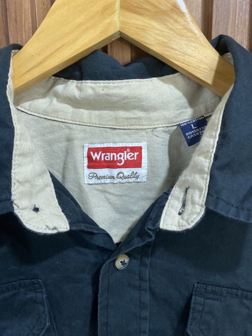 Wrangler Men Short Sleeve Button Down Shirt Size L (Category: Tshirts & Polo Shirts ) located in Caloocan City. Submitted by heatedcaps4425 (Listing ID 1471099015, Image 2). Description: - Brand: Wrangler - Color: Solid black with contrasting beige inner collar and placket lining - Size: L (Regular fit) - Material: 100% cotton - Features: Short sleeves, standard collar, and two front chest pockets with button flaps - Condition: Great for casual, 