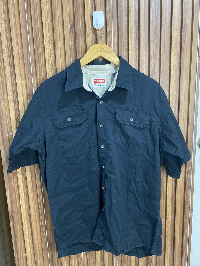 Wrangler Men Short Sleeve Button Down Shirt Size L (Category: Tshirts & Polo Shirts ) located in Caloocan City. Submitted by heatedcaps4425 (Listing ID 1471099015, Image 1). Description: - Brand: Wrangler - Color: Solid black with contrasting beige inner collar and placket lining - Size: L (Regular fit) - Material: 100% cotton - Features: Short sleeves, standard collar, and two front chest pockets with button flaps - Condition: Great for casual, 