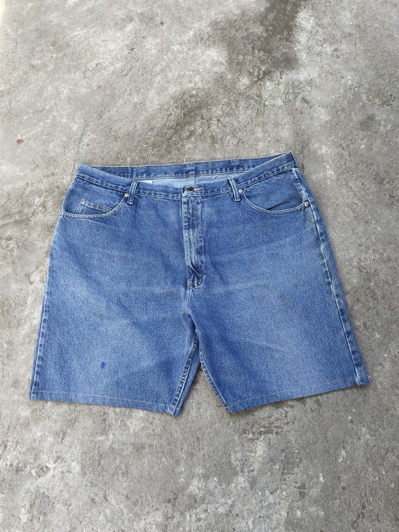 Wrangler Short 🔥 (Category: Shorts) located in Roxas City. Submitted by patch_archive (Listing ID 1471067931, Image 2). Description: Wrangler Short 🔥 📏 ACTUAL DIMENSION USING INCHES 👖 WAIST : 42 👖 LENGTH : 22 👖 HEM : 13 👖 FLAWS : ALTERED 🏷️ PRICE : 350 PHP + SF * MESSAGE ME IF YOU HAVE ANY OTHER QUESTION ABOUT SIZING . 🚚 Local shipping fee ( 70-85 Php) ✈️ International Shipping fee cost “DM” 💳 Mode of payment ( Gcash, PayPal, Pay Maya ,