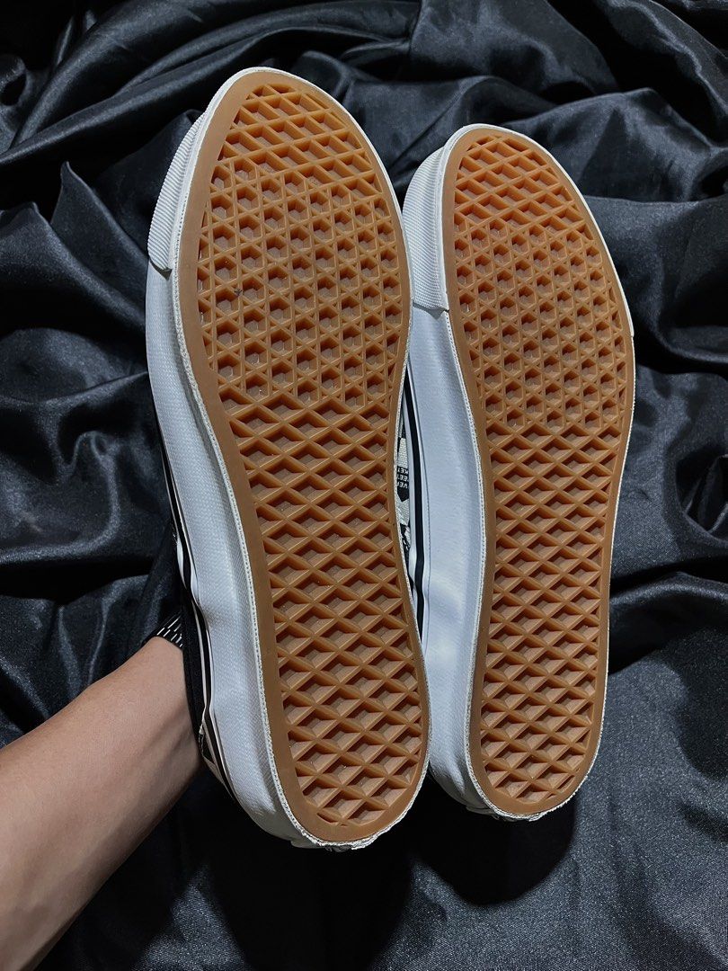WVault OG Classic Slip-On LX (Category: Sneakers) located in Consolacion. Submitted by rowar_arche (Listing ID 1471093292, Image 3). Description: WVault OG Classic Slip-On LX Usmen 9 Used in Good Condition Original/ Wbox 2890📌 Below srp.
