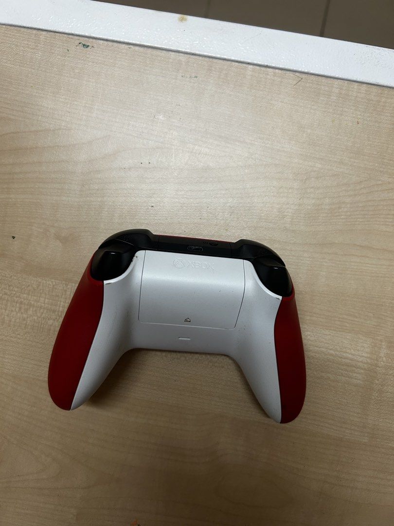 Xbox Controller Pulse Red (Category: Controllers) located in Rawang. Submitted by akmalmaiden7 (Listing ID 1470975310, Image 2). Description: condition elok lagi,tkde stick drift apa2,sila nego .